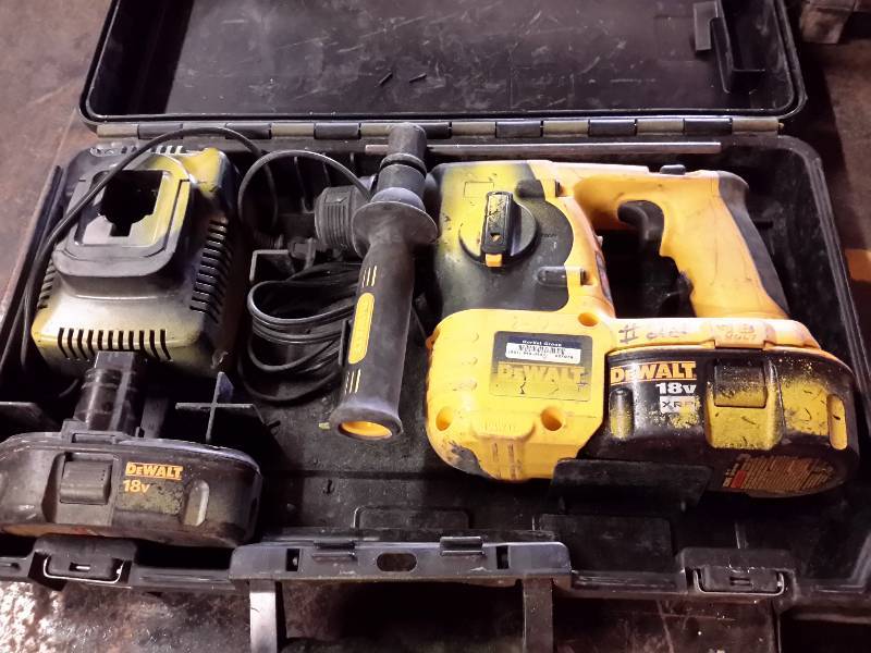 lot 11 image: DC 212 18 V SDS Hammer, Cordless includes charger and battery