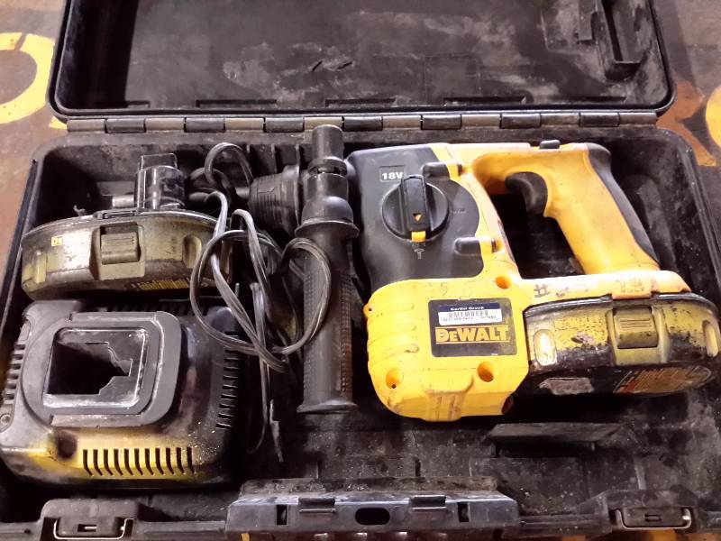 lot 13 image: DC 212 18 V SDS Hammer, Cordless includes charger and battery