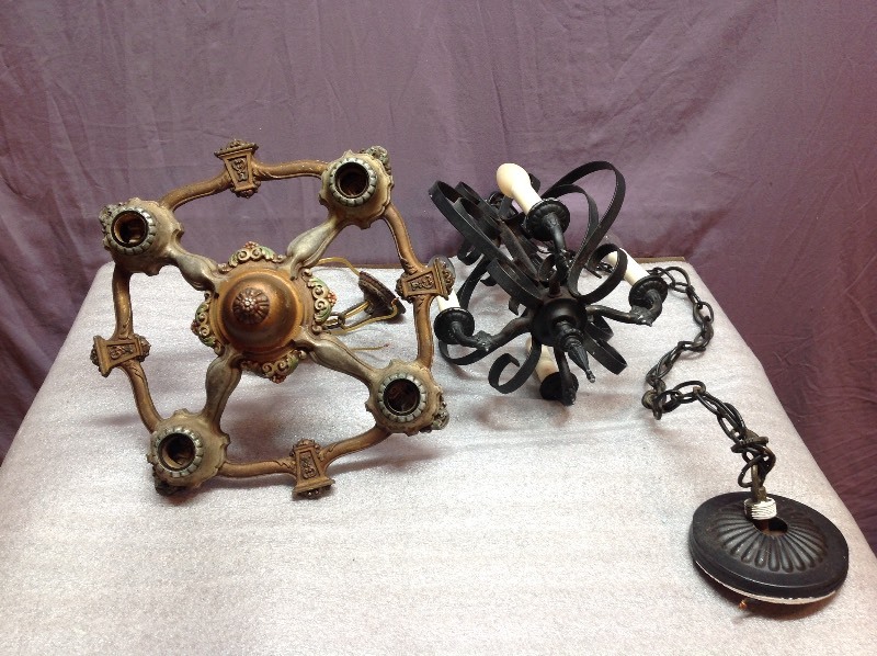 lot 21 image: Chandalier