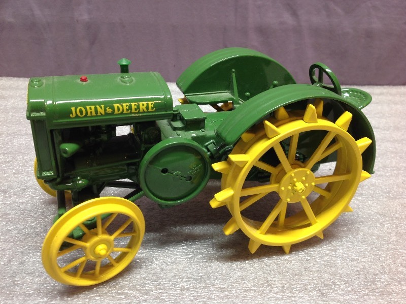 lot 35 image: John Deere Die Cast Tractor