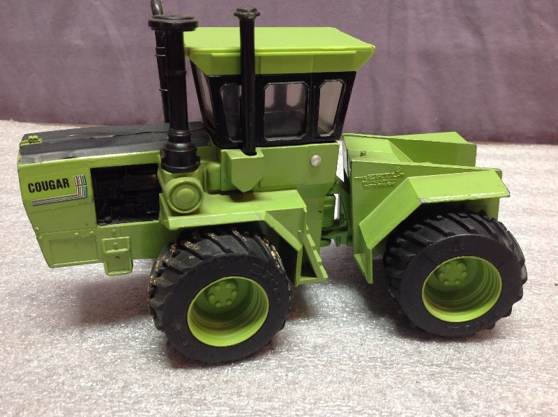 lot 37 image: Steiger Cougar Die Cast Tractor
