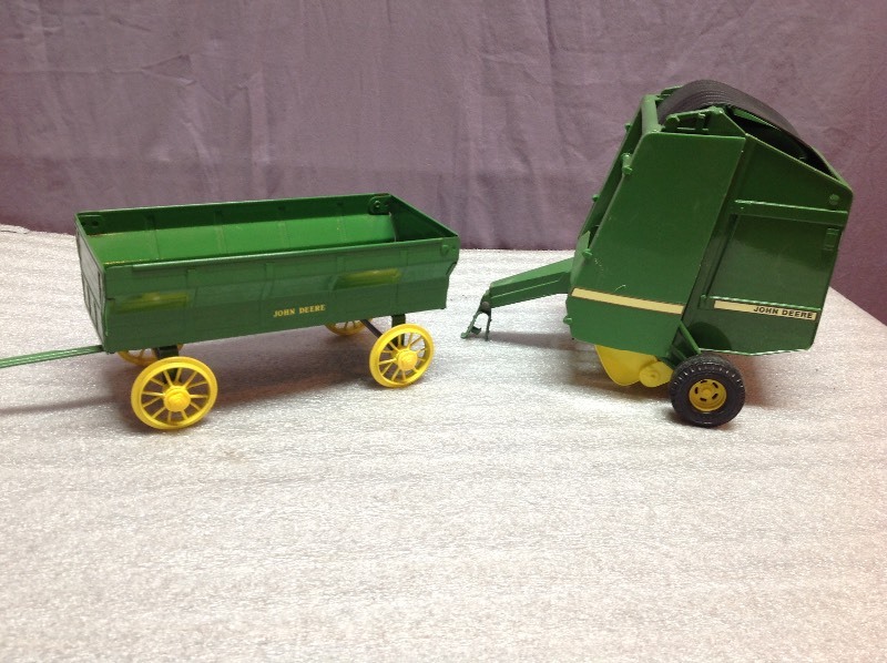 lot 39 image: John Deere Trailer & Bailer