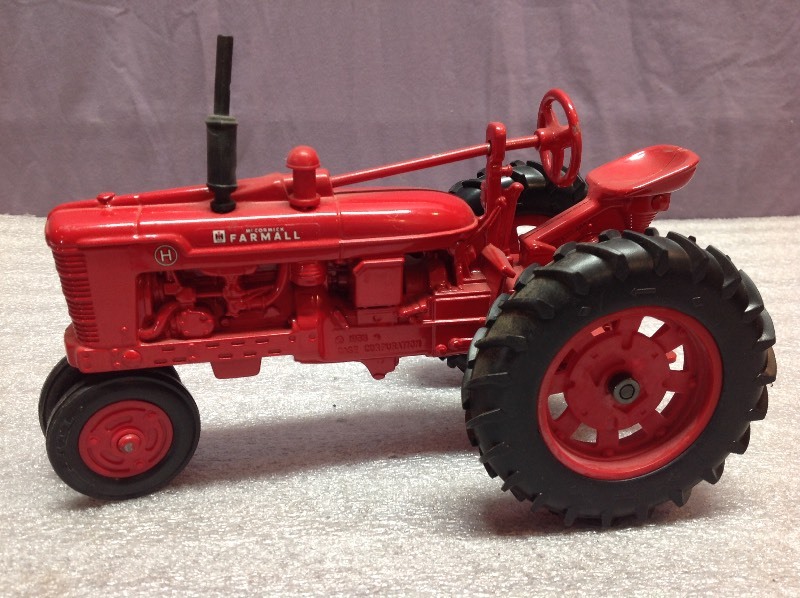 lot 41 image: IH McCormick Farmall H Die Cast Tractor