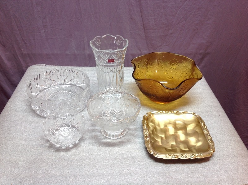 lot 76 image: Glassware & Serving Tray