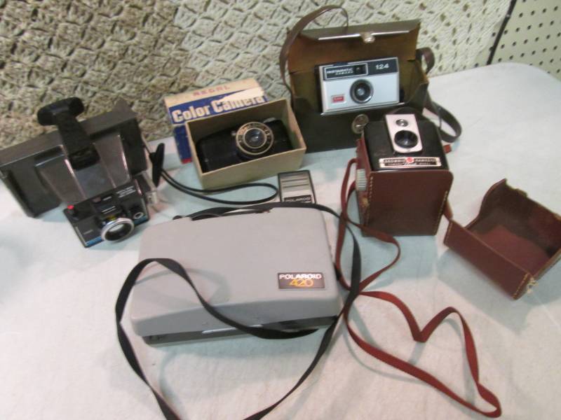 lot 5 image: Lot of Vintage Cameras  F-0...