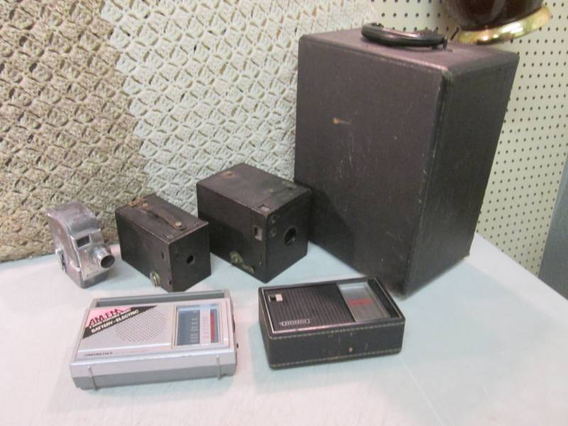 lot 6 image: Lot of Vintage Cameras, Radios Proj...