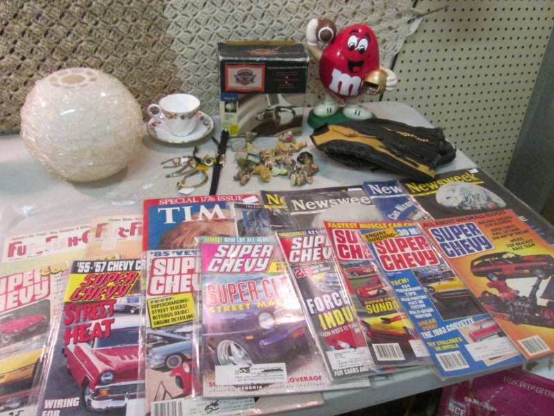 lot 7 image: Lot of Assorted Vintage Etc. See Ph...
