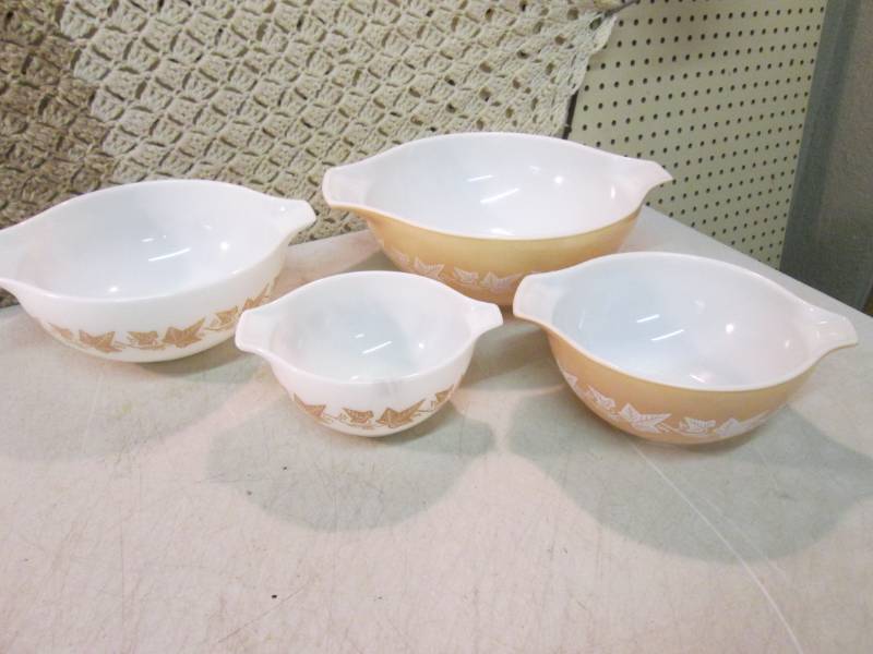 lot 12 image: Set of 4 Vintage Pyrex Mixing Bowls...