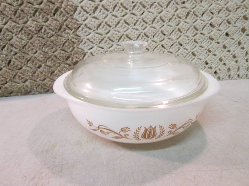 lot 13 image: Vintage Pyrex 2 Qt Ovenware with Li...