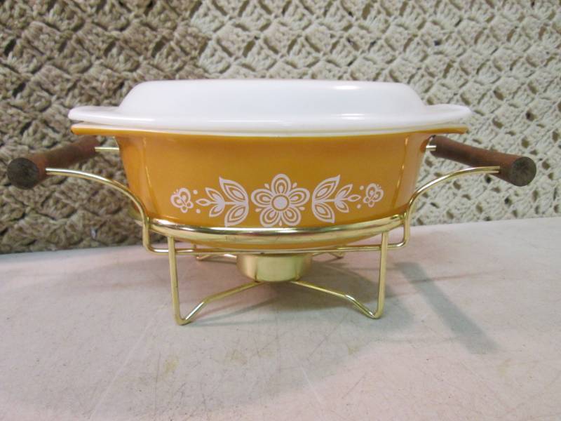 lot 15 image: Vintage Pyrex 1 12 Qt Ovenware wit...