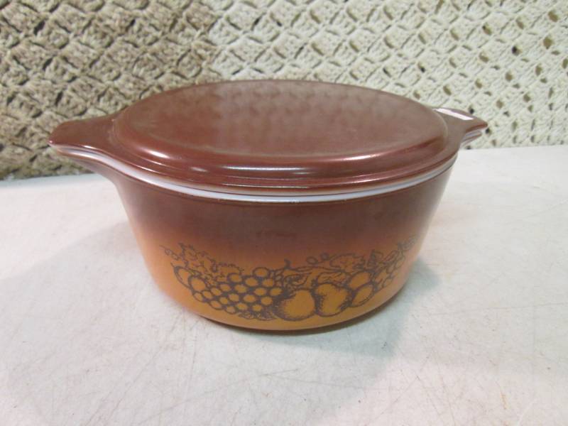 lot 16 image: Vintage Pyrex 2 12 Qt Ovenware wit...