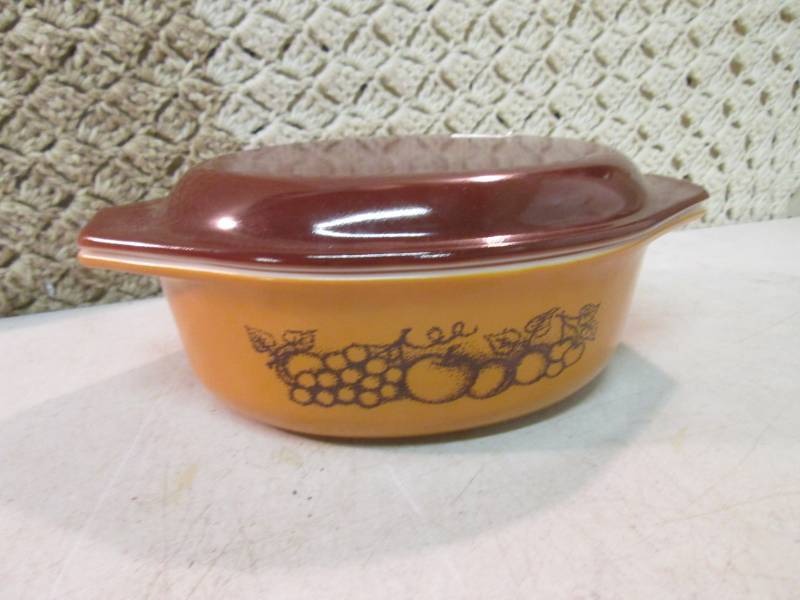 lot 17 image: Vintage Pyrex 1 12 Qt Ovenware wit...