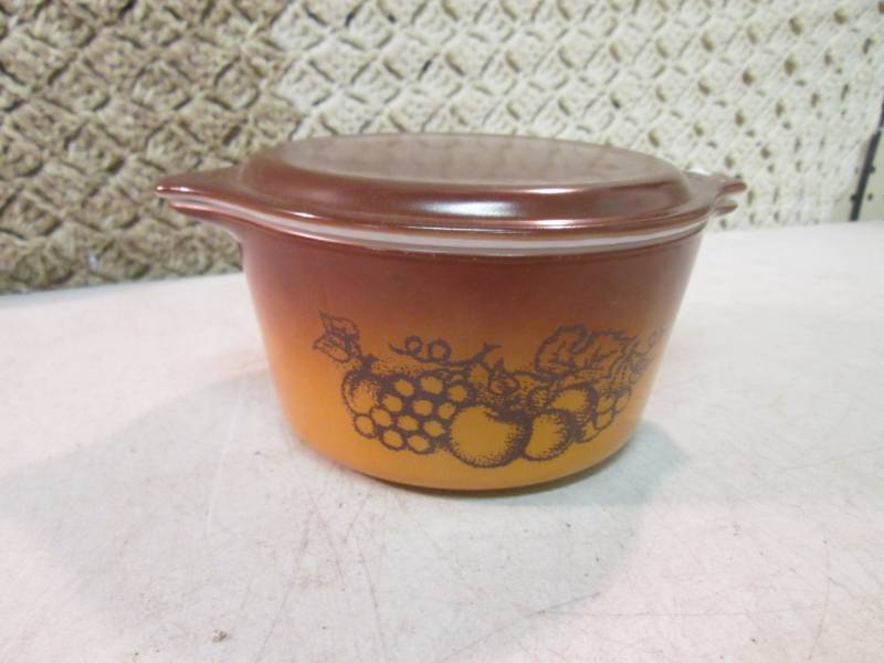 lot 18 image: Vintage Pyrex 1 Qt Ovenware with Li...