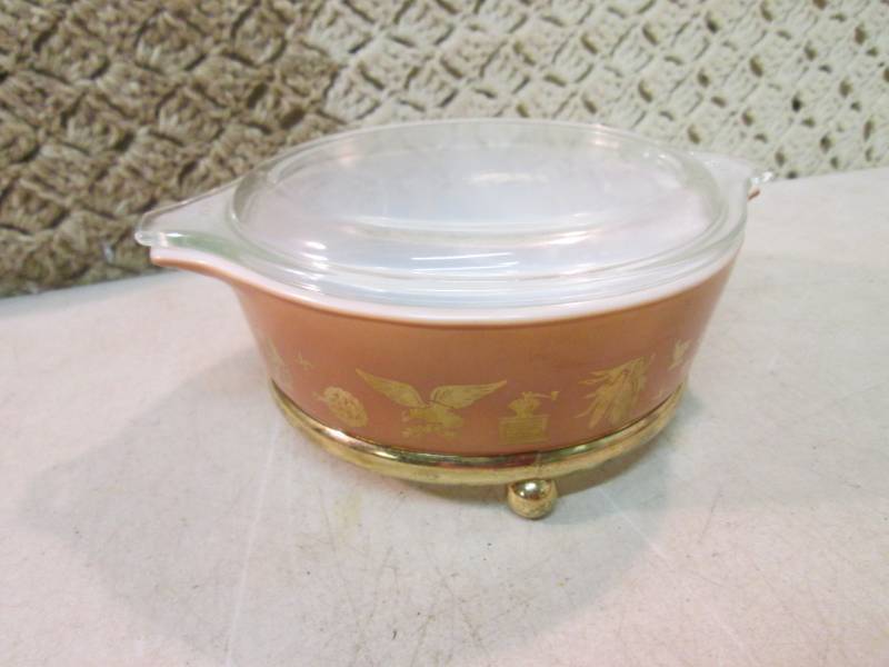lot 19 image: Vintage Pyrex 1 Pt Ovenware with Li...