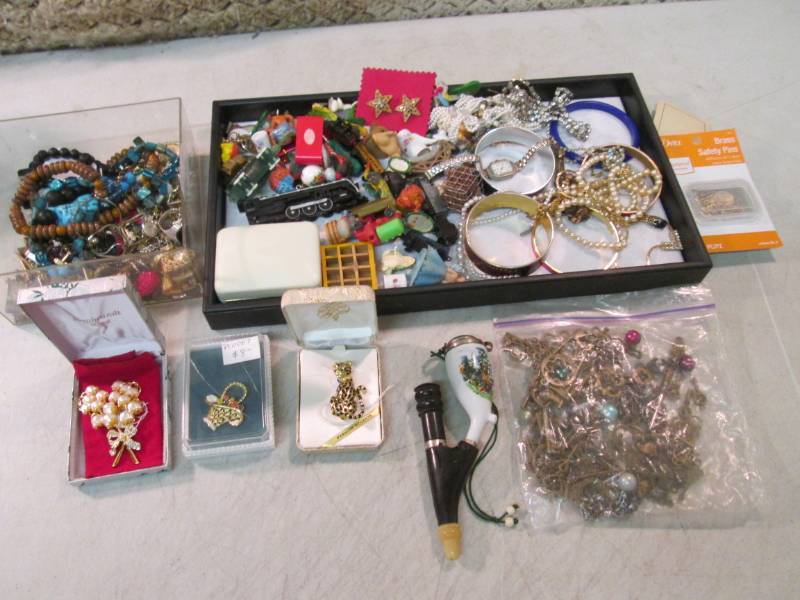 lot 27 image: Lot of Assorted Jewelry  CSB...