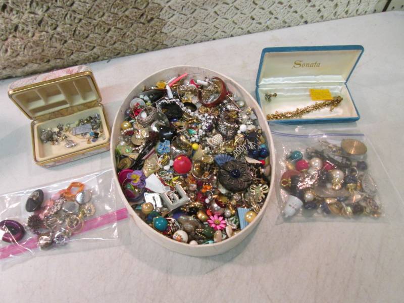 lot 28 image: Lot of Assorted Jewelry Etc  CSB...