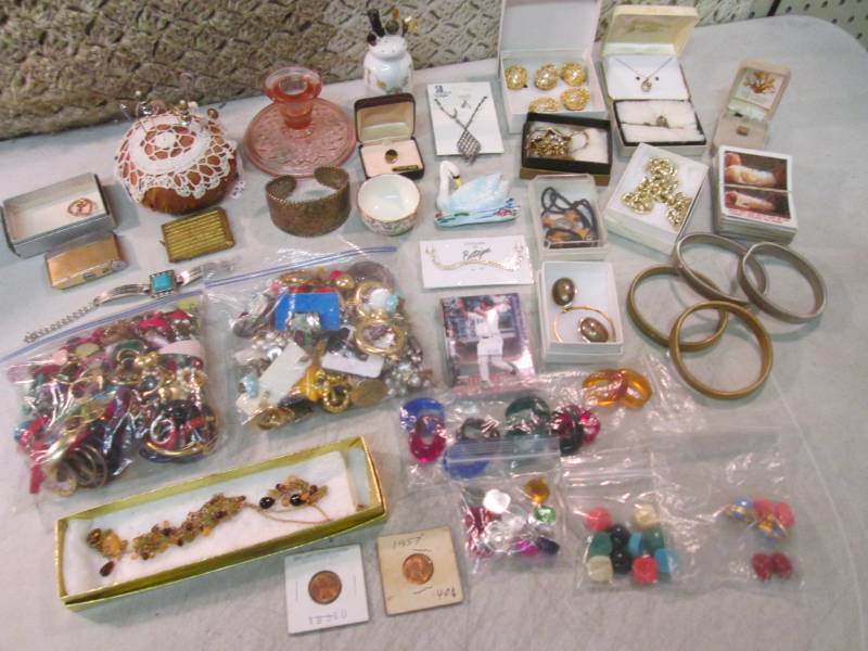 lot 29 image: Lot of Assorted Jewelry Etc  RM2...