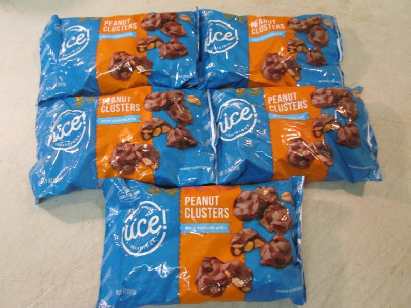 lot 129 image: 5 Bags of Milk Chocolate Peanut Clu...