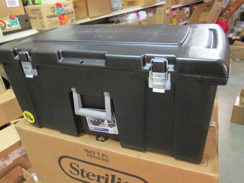 lot 186 image: Sterilite 92 quart Footlocker Stora...
