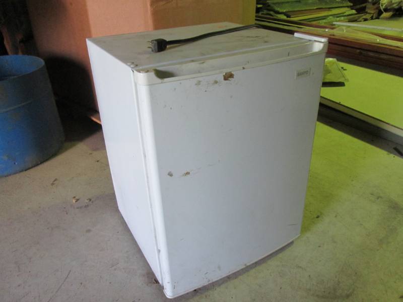 lot 192 image: Sanyo Mini Fridge  ...