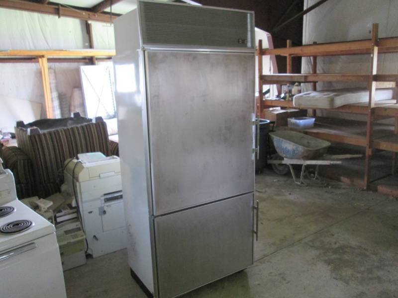 lot 194 image: Sub Zero Refrigerator ...