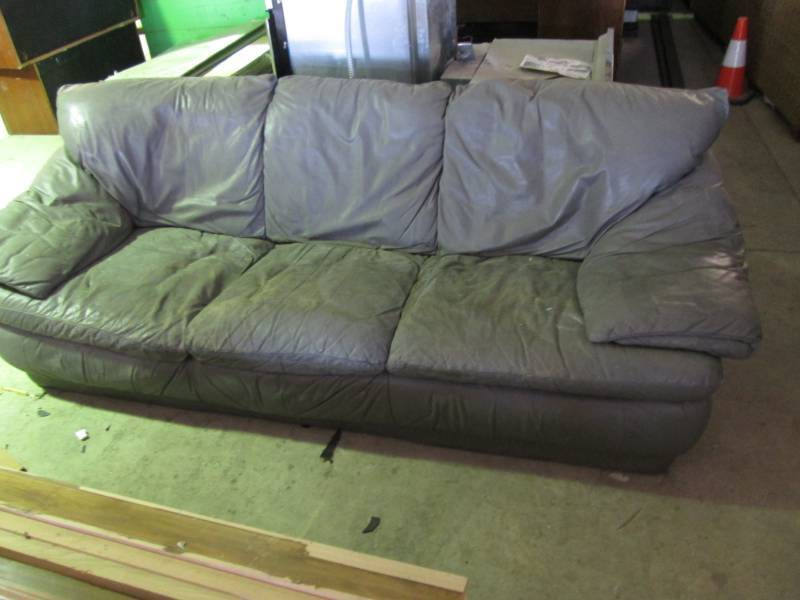 lot 209 image: 7.5 ft Leather Couch ...