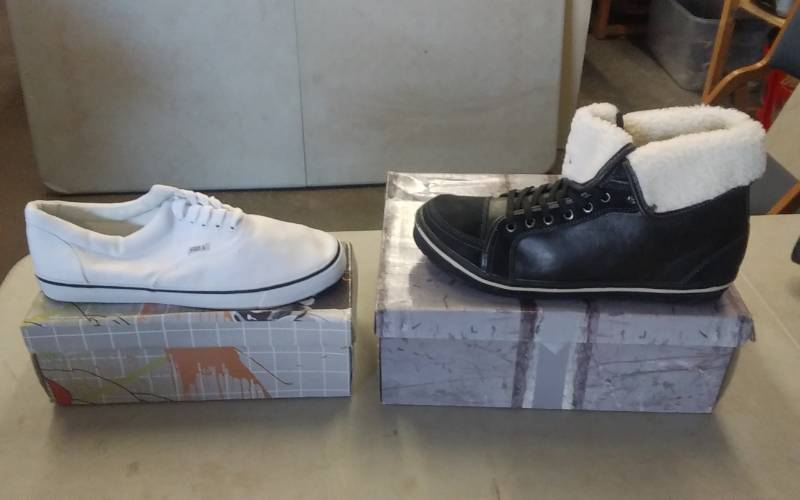 lot 76 image: 2-Pair Shoes Mens Size 10-12