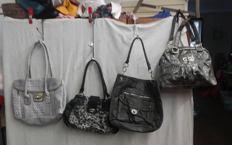 lot 8 image: 4-Gray Hand Bags