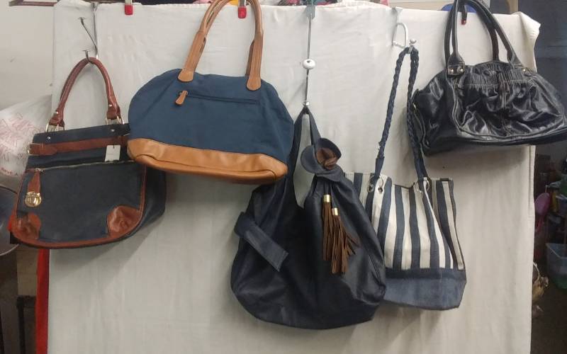 lot 23 image: 5-Navy Hand Bags