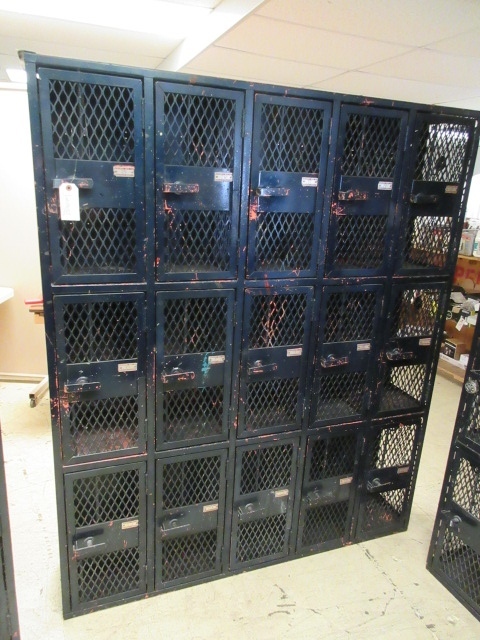 lot 107 image: 5 BANK, CAGE STYLE, STEEL LOCKERS