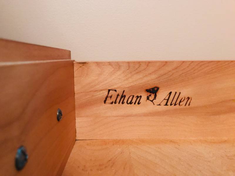 lot 2 image: Ethan Allen (6) Drawer  Dovetail Jointed  Dresser