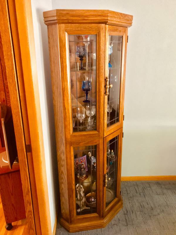 lot 3 image: Curio Cabinet