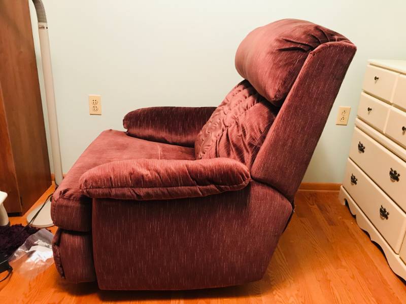 lot 7 image: Red Recliner