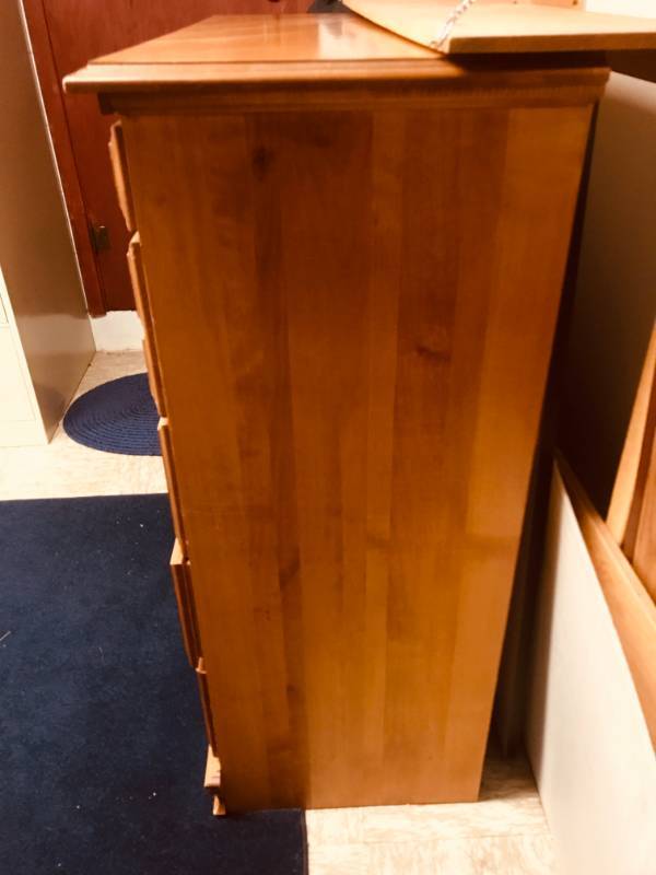 lot 29 image: (8) Drawer Dresser