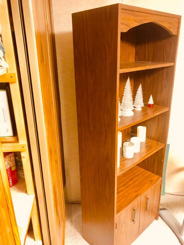 lot 31 image: Book Shelf
