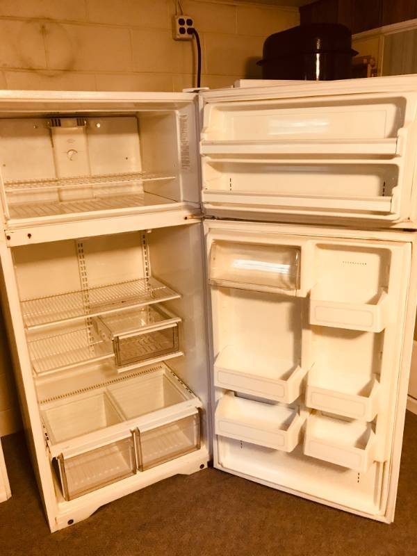 lot 35 image: Kenmore Refrigerator