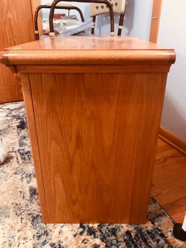 lot 36 image: Lexington  Dovetail Jointed  End Table