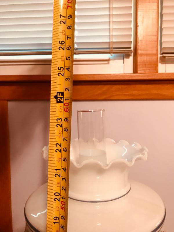 lot 41 image: Vintage Hurricane Lamp