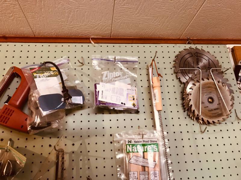 lot 81 image: Electric Staple Gun  Saw Blades  Tin Snips  Assorted Tools