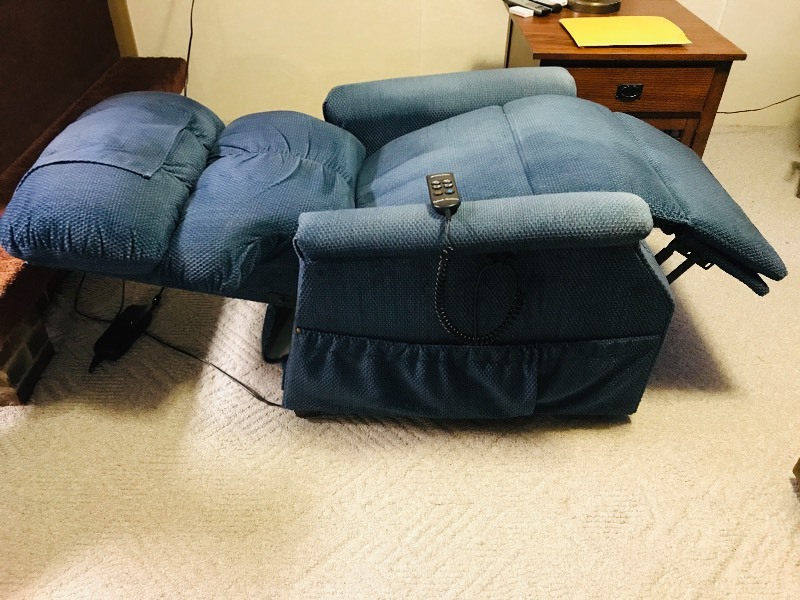 lot 15 image: Golden Electric Lift Recliner