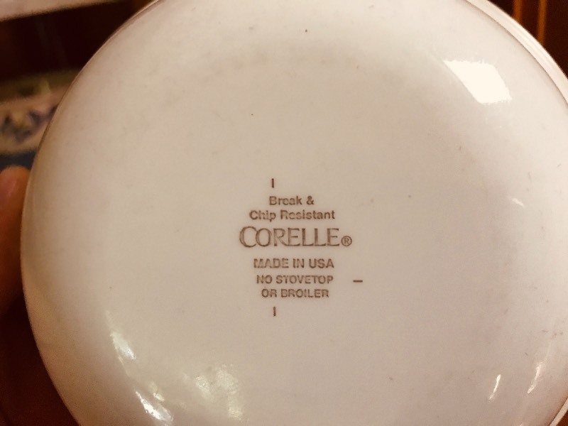 lot 194 image: Corelle Dinnerware set