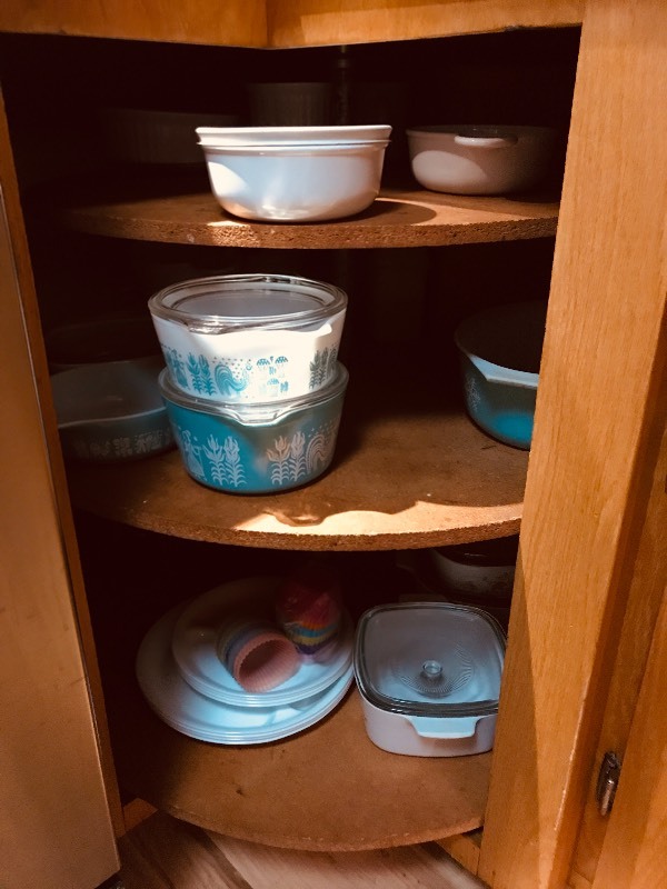 lot 198 image: Lazy Susan Full of Pyrex And Corning Ware Glasswares.