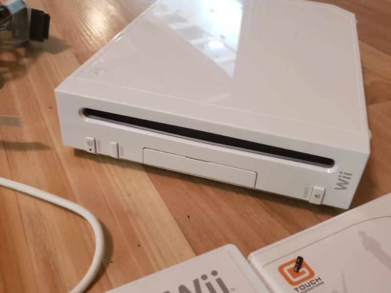 lot 147B image: Ninetendo WII, Controller, Games, Extras