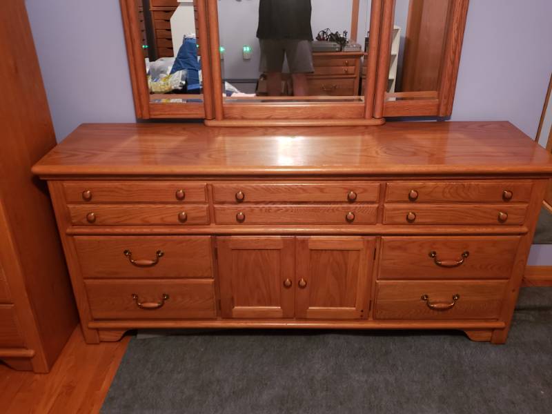 lot 1 image: Lexington (6) Drawer Dresser Mirror