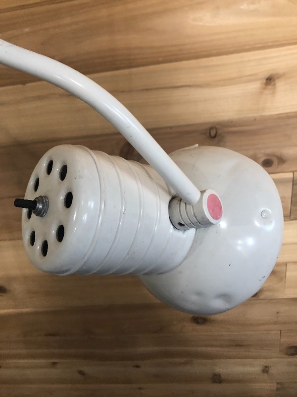 lot 6 image: Medical Lamp - Works But has a few dents and scuffs and needs some clean up