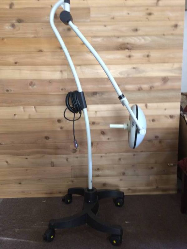 lot 54 image: WOW MSRP $1500 Stryker Visum 300 Medical Surgical Exam Light Procedure Floor Lamp W Swing Arm - Excellent Working Condition