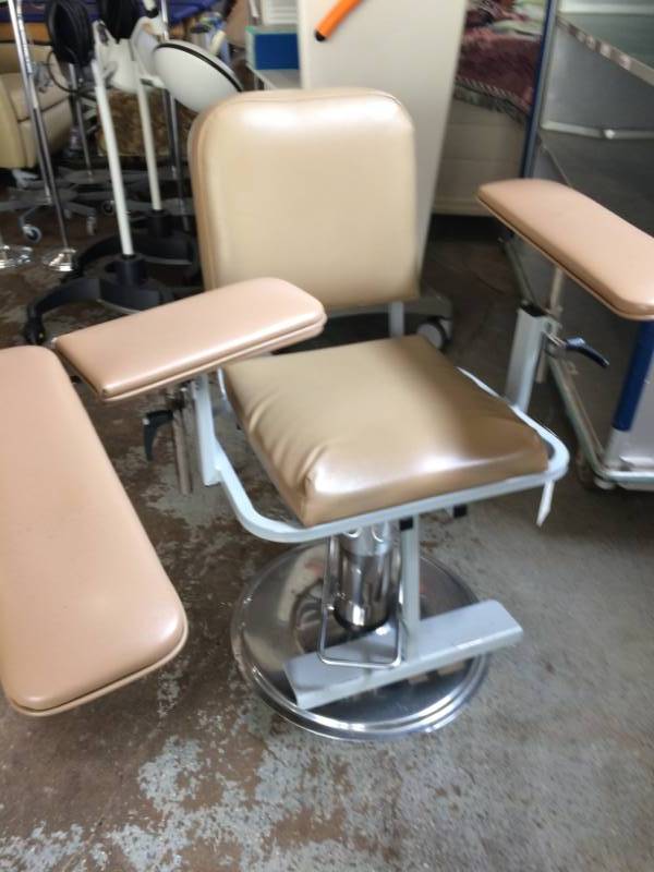 lot 68 image: Retails New $1500 Height Adjustable Arms & Seat Hydraulic Multi-Positional Phlebotomy Chair Padded Blood Drawing Donor Seat - Many Uses Including Manicures Tattoo Ink & Henna Artists Excellent Condition - No Tears