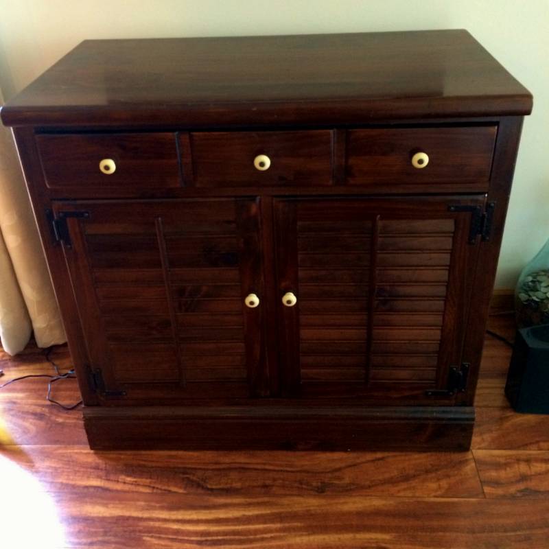 lot 2 image: BEAUTIFUL HIGH QUALITY VINTAGE ETHAN ALLEN 2 DOOR 3 DRAWER WOOD HUTCH - GREAT CONDITION 