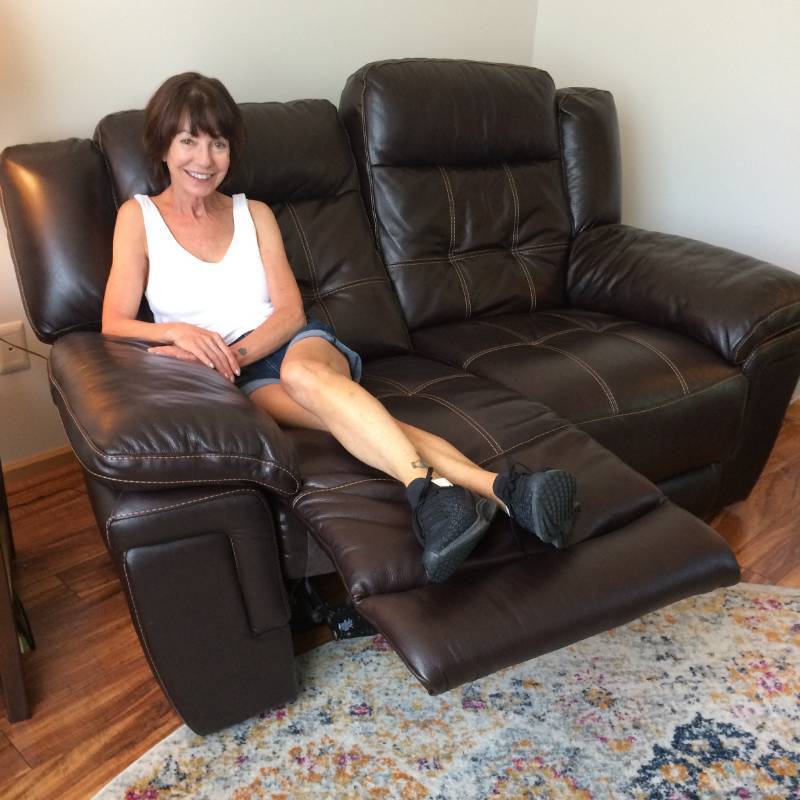lot 10 image: WOW SCHNEIDERMANS FURNITURE DARK BROWN STITCHED LEATHER POWER LOVESEAT RECLINER - EXCELLENT WORKING CONDITION