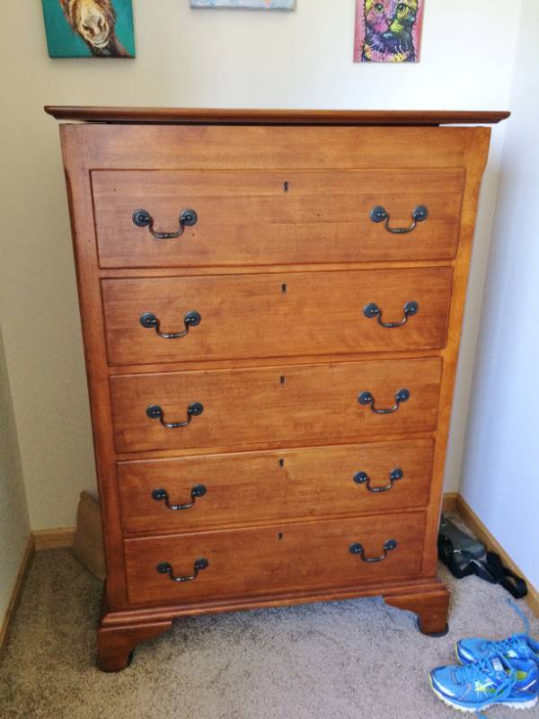 lot 14 image: WOWOW ATTRACTIVE & RARE TALL MORGAN RIDGE CHEST OF DRAWERS WITH A FLIP TOP MIRRORED TOP & JEWELRY ARMOIRE DRESSER MADE OF BIRCHBOURBON CHERRY - EXCELLENT CONDITION